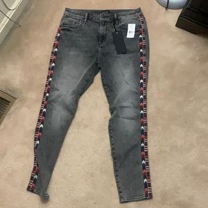 NWT ($143) Driftwood Jeans SIZE 32